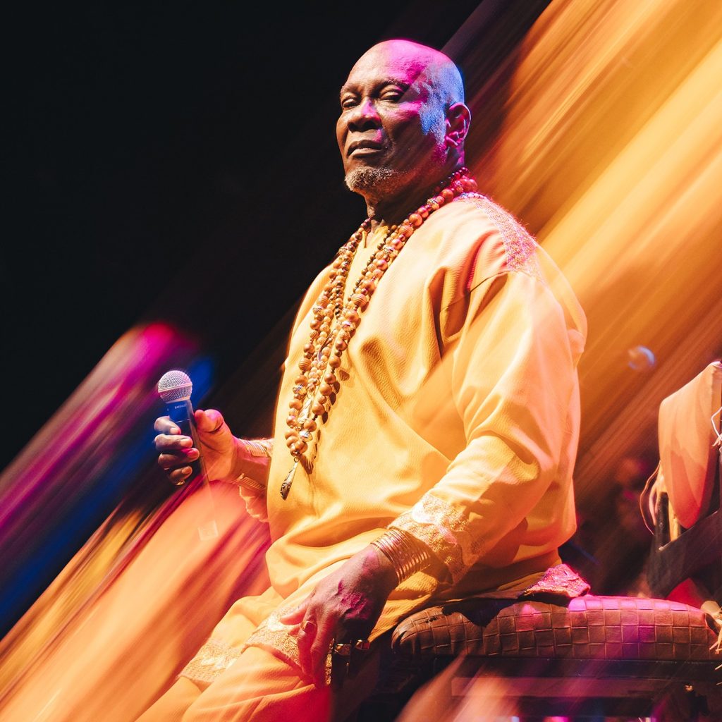 Lazzo Matumbi vive noite de rei ativista ao cantar compositores da Bahia na gravação do primeiro álbum audiovisual