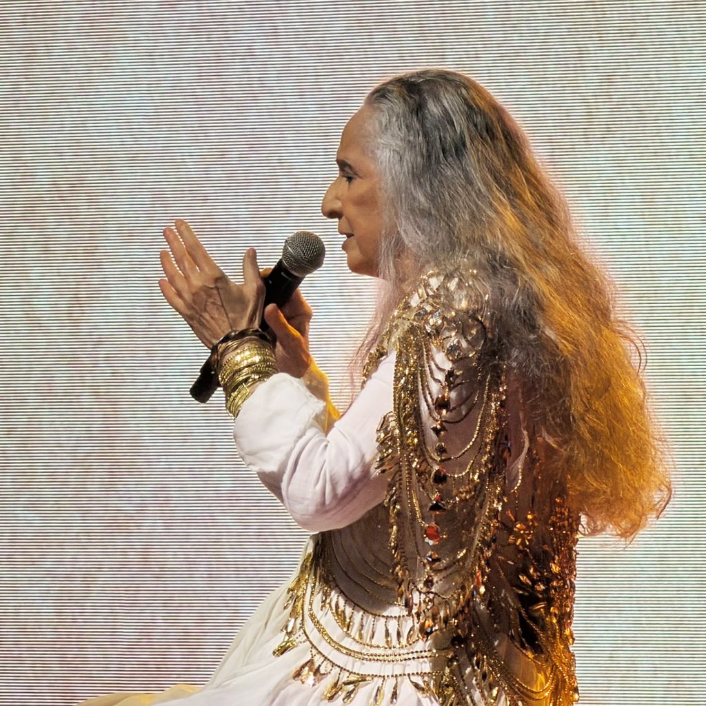 Maria Bethânia lança single com três músicas do show ’60 anos de carreira’