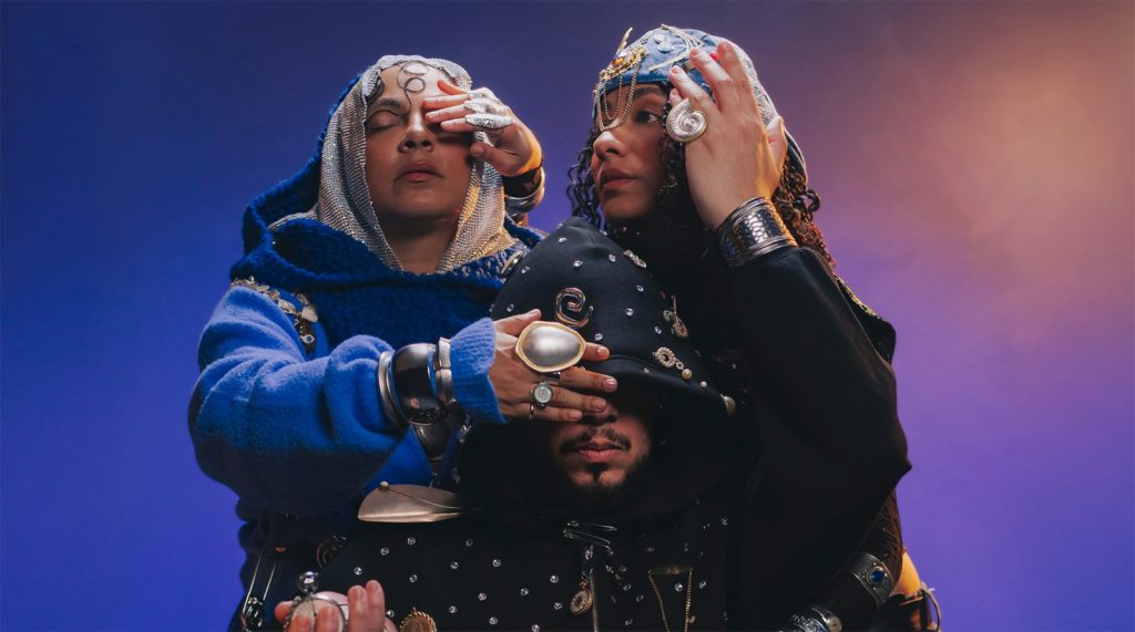 Tuyo revisa uma década no álbum ‘Dez vidas’ entre regravações, uma música inédita e feats com Cupertino e Jota.Pê